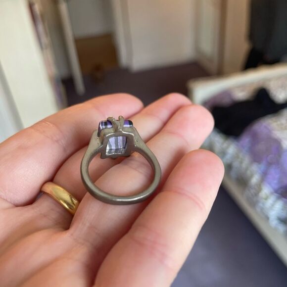 Silver colored ring with a purple stone - Picture 5 of 7